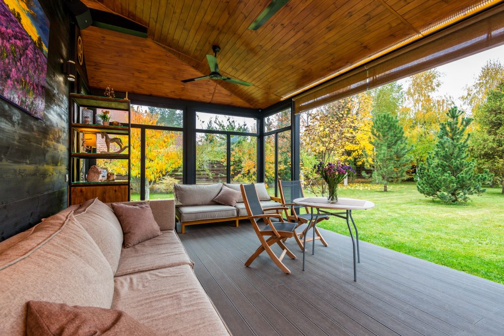 Sfeervolle terrasoverkapping﻿ van hout met een loungebank